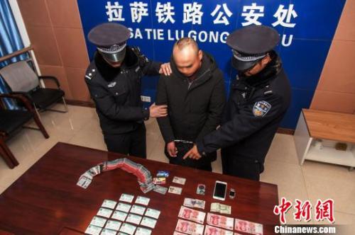 資料圖：一犯罪嫌疑人對拉薩鐵路警方查獲的火車票進(jìn)行指認(rèn)?！『鷤黯?攝