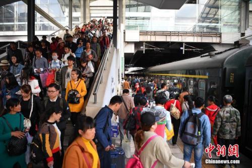 資料圖：2018年3月12日，旅客在昆明火車站進(jìn)站乘車。<a target='_blank' ><p  align=