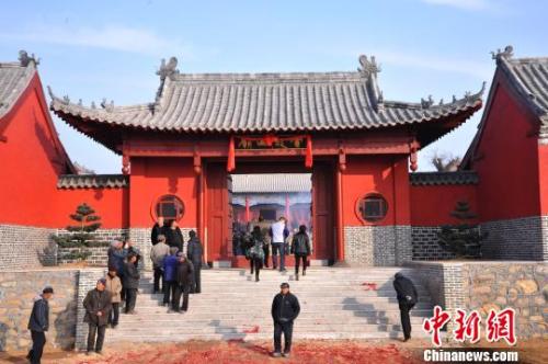 資料圖：元旦小長假期間，威海南海新區(qū)云龍山上舉辦新年廟會。　劉昌勇 攝
