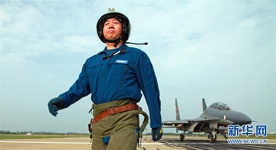 （新華全媒頭條·圖文互動）（1）戰(zhàn)鷹，為祖國奮飛——記空軍航空兵某旅旅長、特級飛行員郝井文