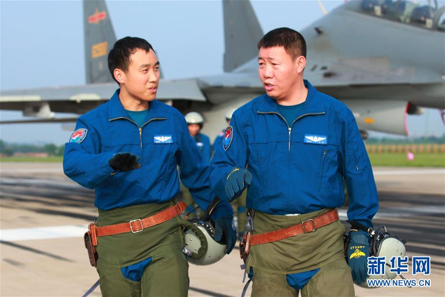 （新華全媒頭條·圖文互動）（3）戰(zhàn)鷹，為祖國奮飛——記空軍航空兵某旅旅長、特級飛行員郝井文
