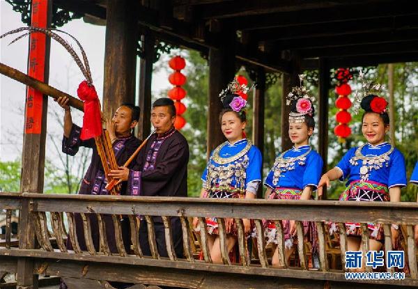 (在習(xí)近平新時(shí)代中國特色社會(huì)主義思想指引下——新時(shí)代新作為新篇章·鄉(xiāng)村振興戰(zhàn)略·圖文互動(dòng))(5)掙脫“富饒的貧困”——一個(gè)西部貧困區(qū)縣綠色發(fā)展之變