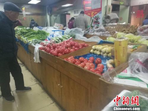 圖為北京一家社區(qū)超市里的菜攤。謝藝觀 攝