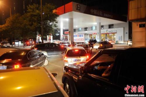 資料圖：山西太原一加油站內(nèi)，私家車主排隊(duì)加油。<a target='_blank' ><p  align=