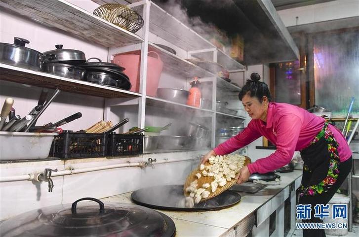 （在習(xí)近平新時(shí)代中國特色社會(huì)主義思想指引下——新時(shí)代新作為新篇章·圖文互動(dòng)）（6）三年，從無名小屯到聲名遠(yuǎn)播——這個(gè)“雪鄉(xiāng)”是如何做到的？