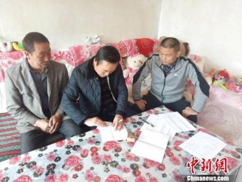 資料圖：圖為扶貧隊(duì)伍進(jìn)貧困戶里，給貧困戶宣講政策?！＄娦?攝