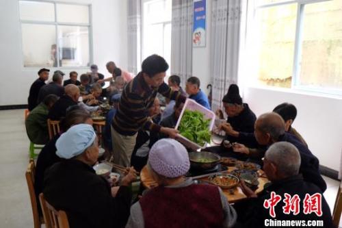 資料圖：社會福利中心吃飯的老人們。徐學練 攝。
