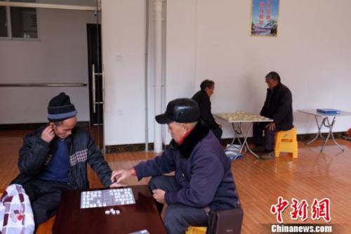 資料圖：老人們在下棋。徐學練 攝。