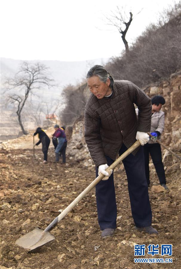 （在習(xí)近平新時(shí)代中國特色社會主義思想指引下——新時(shí)代新作為新篇章·圖文互動）（1）“困難面前有我們”——太行山革命老區(qū)一個(gè)小山村的蝶變
