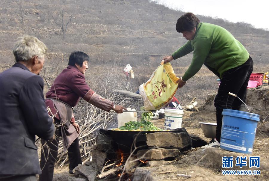 （在習(xí)近平新時(shí)代中國特色社會主義思想指引下——新時(shí)代新作為新篇章·圖文互動）（3）“困難面前有我們”——太行山革命老區(qū)一個(gè)小山村的蝶變