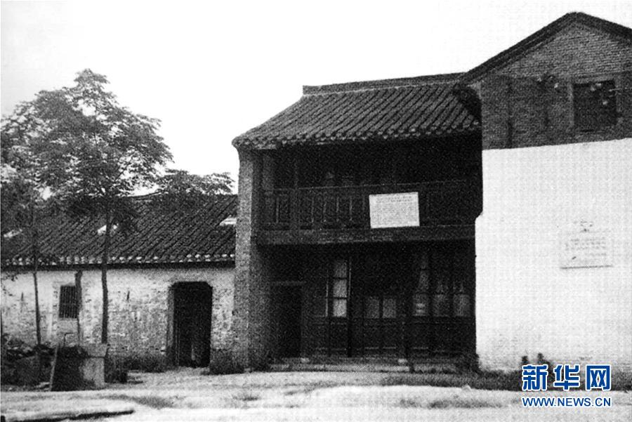 （人民海軍70年·新華全媒頭條·圖文互動）（1）向著深藍(lán)出發(fā)——獻給人民海軍成立70周年