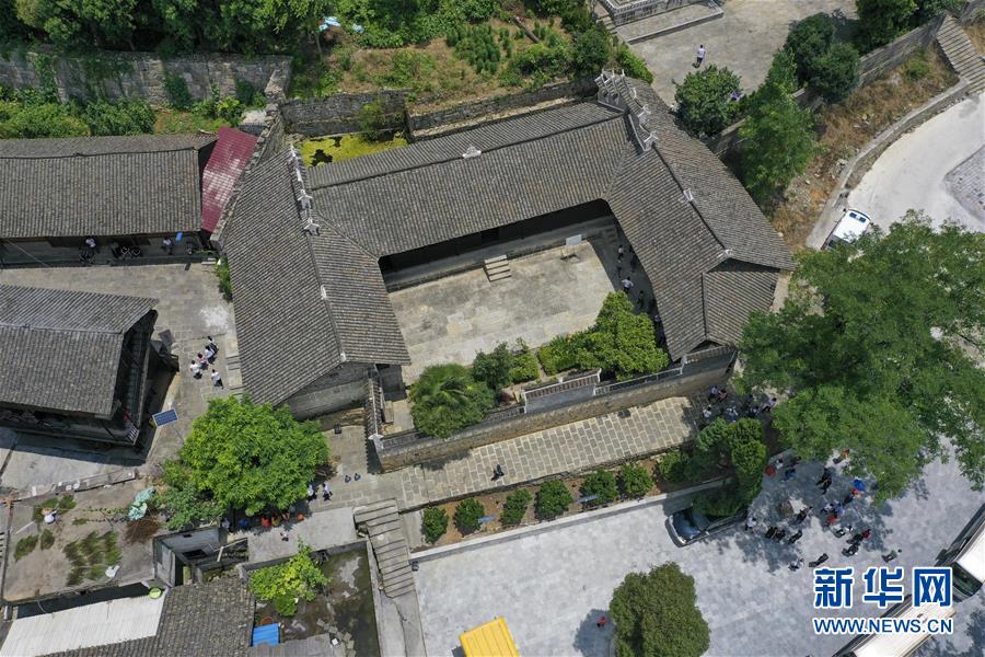 （壯麗70年·奮斗新時代——記者再走長征路·圖文互動）（2）手捧棉被憶紅軍：走了那么多年，我們都念他們的好