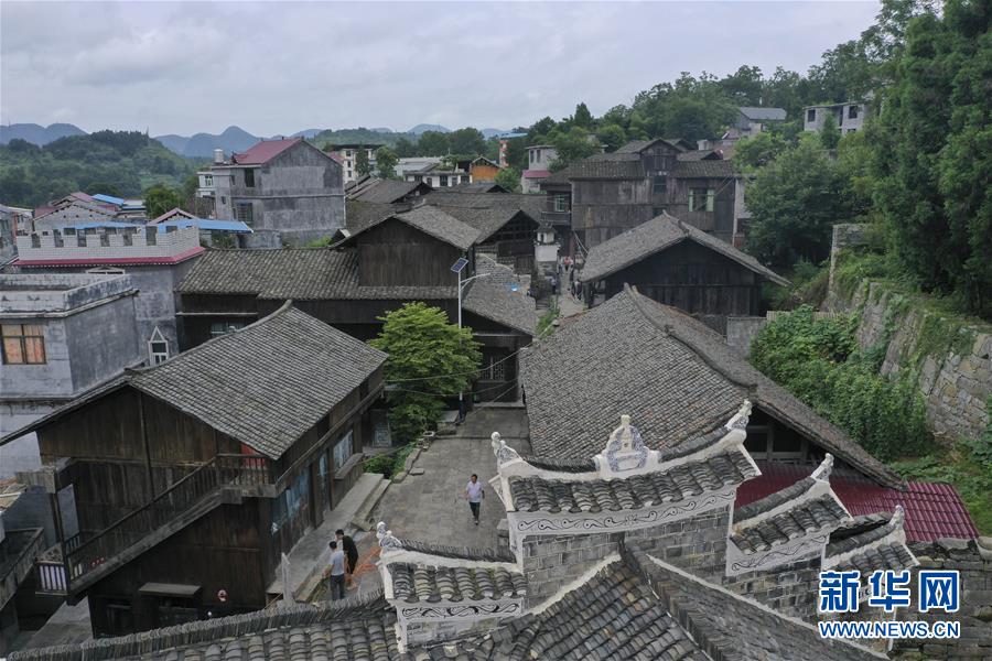 （壯麗70年·奮斗新時代——記者再走長征路·圖文互動）（3）手捧棉被憶紅軍：走了那么多年，我們都念他們的好