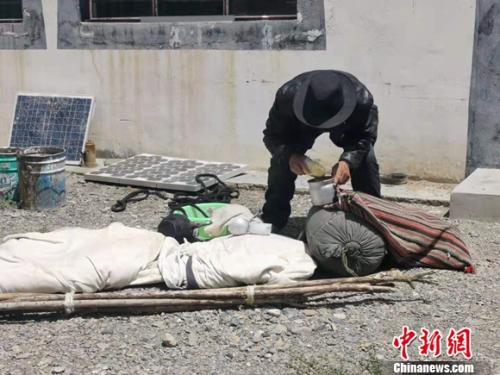 圖為黨確桑布展示以前巡邊時要帶的東西。 謝藝觀 攝