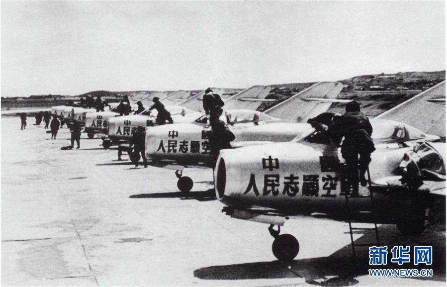 （新華全媒頭條·人民空軍70年·圖文互動）（3）陽光照耀奮飛的航程——黨中央、中央軍委和習(xí)主席關(guān)心人民空軍建設(shè)發(fā)展紀(jì)實