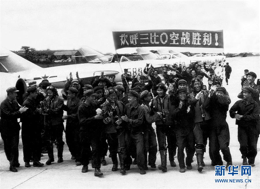 （新華全媒頭條·人民空軍70年·圖文互動）（4）陽光照耀奮飛的航程——黨中央、中央軍委和習(xí)主席關(guān)心人民空軍建設(shè)發(fā)展紀(jì)實