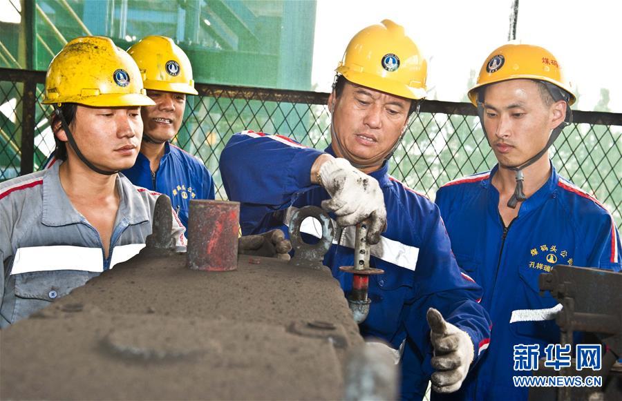 （愛國(guó)情 奮斗者·圖文互動(dòng)）（2）錨定無悔奮進(jìn)的航向——記港口創(chuàng)新路上的“藍(lán)領(lǐng)專家”孔祥瑞