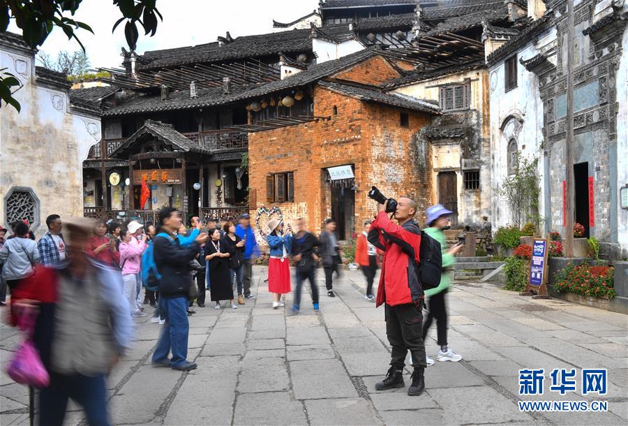 （圖文互動）（11）鄉(xiāng)村攝影師、鄉(xiāng)村“模特”、民宿店主——鄉(xiāng)村旅游推動婺源農民生活方式發(fā)生新變化