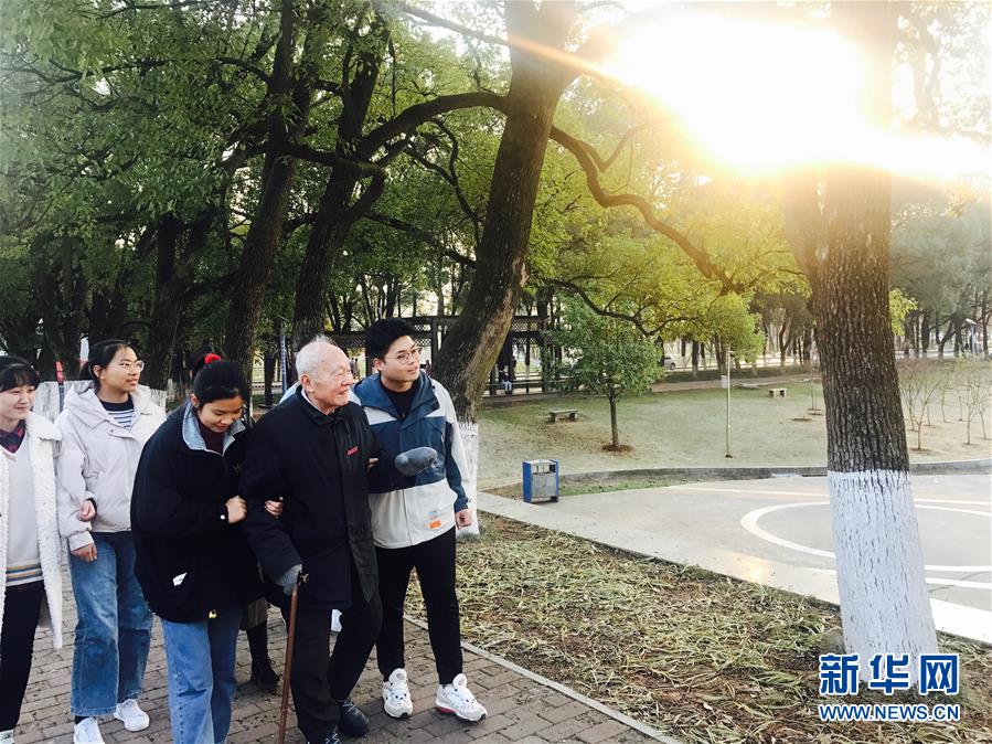（新華全媒頭條·圖文互動）（7）滄海橫流 信仰彌堅——記共產黨員、湘潭大學九旬教授滄南