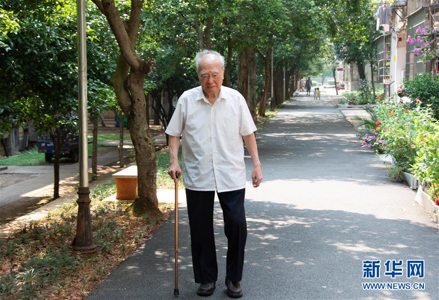 （新華全媒頭條·圖文互動）（9）滄海橫流 信仰彌堅——記共產黨員、湘潭大學九旬教授滄南