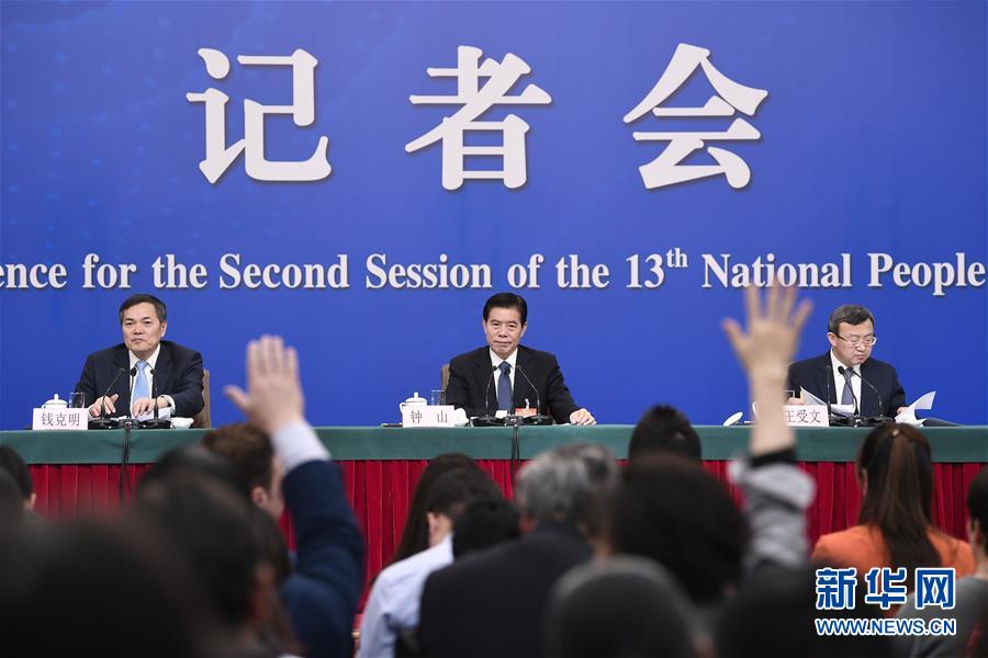 （兩會·XHDW）（11）商務(wù)部部長鐘山等就“促進(jìn)形成強(qiáng)大國內(nèi)市場 推動(dòng)全方位對外開放”答記者問