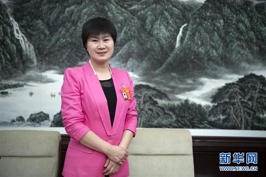 （兩會·圖片故事）（10）全國人大代表馬恒燕：讓城鄉(xiāng)學生共享“互聯網+教育”優(yōu)質資源