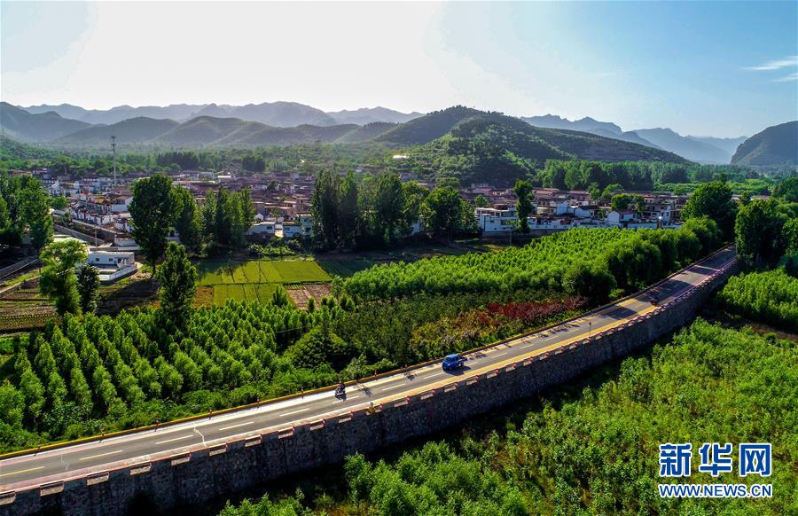 （新華全媒頭條·圖文互動(dòng)）（6）上下同心再出發(fā)——習(xí)近平總書記同出席2019年全國(guó)兩會(huì)人大代表、政協(xié)委員共商國(guó)是紀(jì)實(shí)