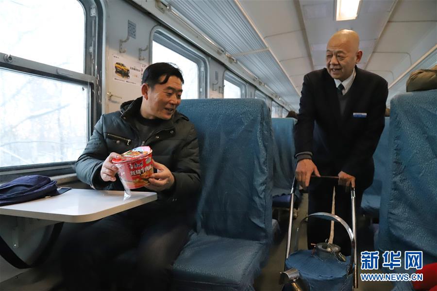 （新春走基層·圖文互動(dòng)）（1）小康路上，與“小慢車”同行——長白山區(qū)綠皮火車二三事