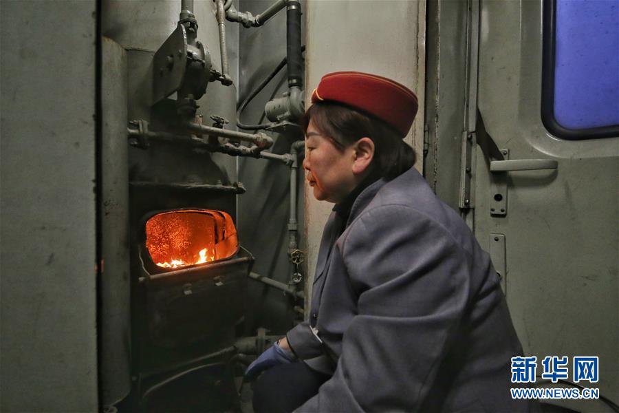 （新春走基層·圖文互動(dòng)）（2）小康路上，與“小慢車”同行——長白山區(qū)綠皮火車二三事