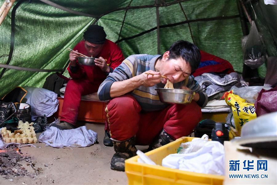 （新春走基層·圖文互動）（6）大漠中，一頂帳篷守歲五年