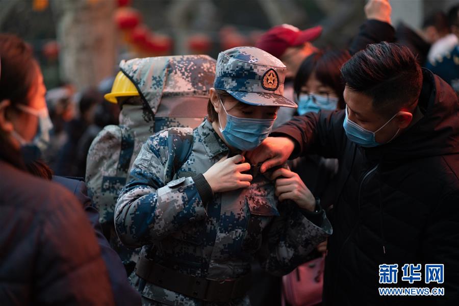 （新型肺炎疫情防控·圖文互動(dòng)）（1）除夕夜，他們這樣出征——空軍軍醫(yī)大學(xué)醫(yī)療隊(duì)出征武漢疫區(qū)見聞