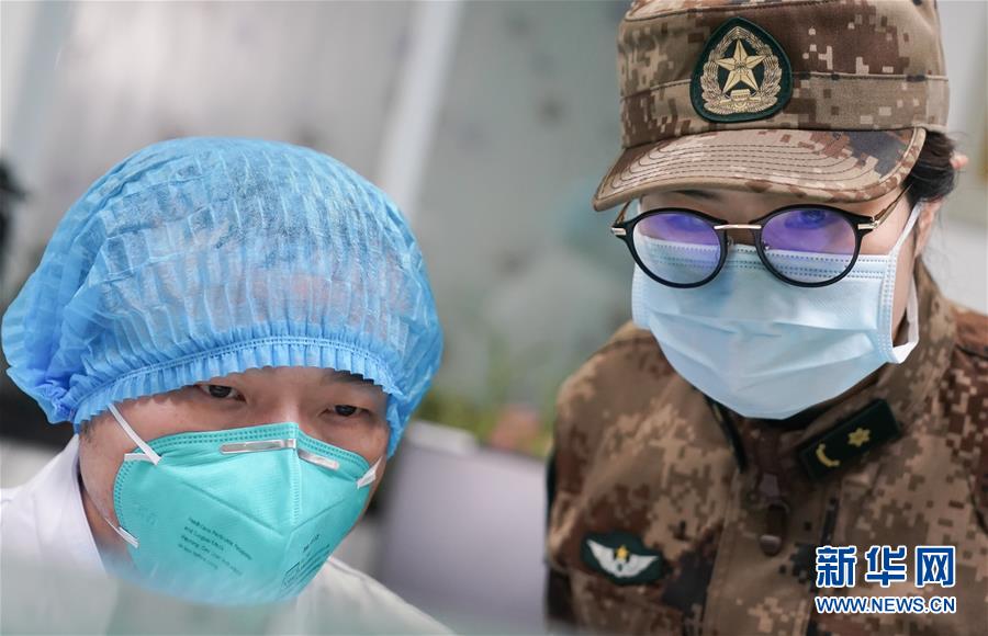 （新華全媒頭條·圖文互動）（4）黨旗，高高飄揚在防控疫情斗爭第一線——各級黨組織和廣大黨員干部投身疫情防控阻擊戰(zhàn)紀實