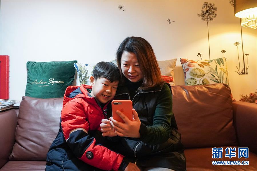 （聚焦疫情防控·圖文互動）（1）無法握手，但始終并肩