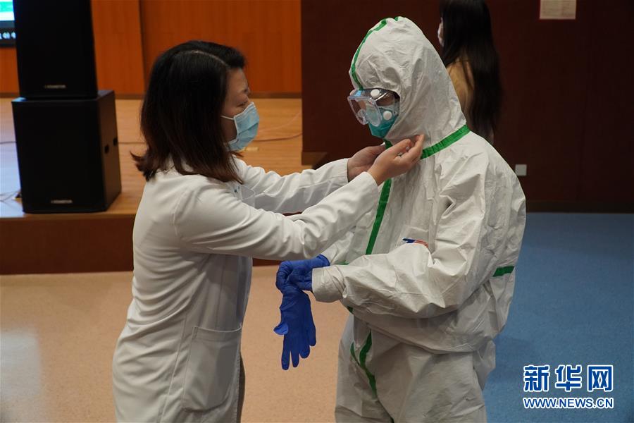 （聚焦疫情防控·圖文互動）（3）無法握手，但始終并肩