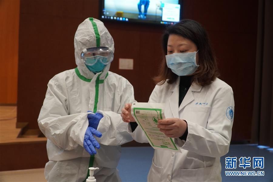 （聚焦疫情防控·圖文互動）（4）無法握手，但始終并肩