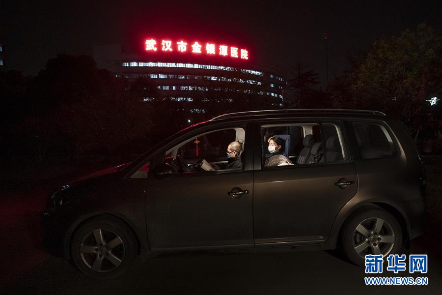 （一線抗疫群英譜·圖文互動）（1）特寫：為節(jié)省10分鐘，這對醫(yī)護(hù)夫妻“以車為家”