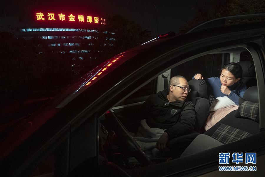 （一線抗疫群英譜·圖文互動）（3）特寫：為節(jié)省10分鐘，這對醫(yī)護(hù)夫妻“以車為家”