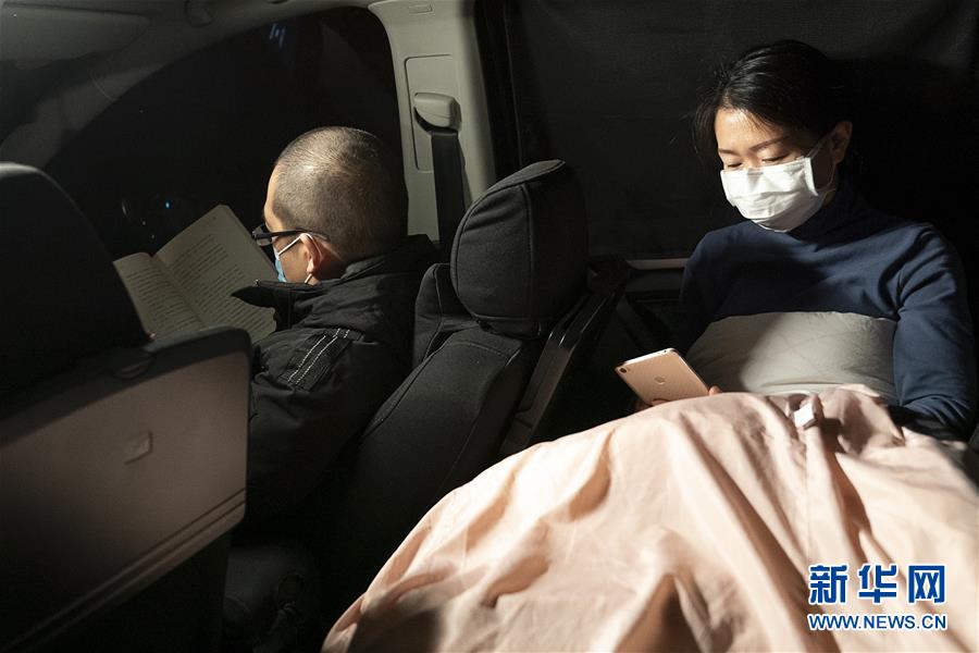 （一線抗疫群英譜·圖文互動）（5）特寫：為節(jié)省10分鐘，這對醫(yī)護(hù)夫妻“以車為家”