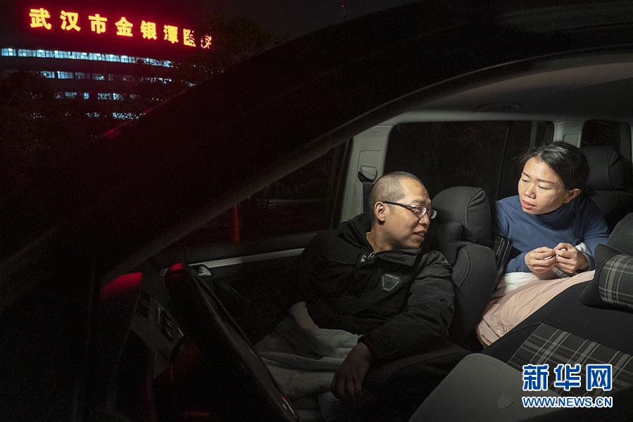 （一線抗疫群英譜·圖文互動）（6）特寫：為節(jié)省10分鐘，這對醫(yī)護(hù)夫妻“以車為家”