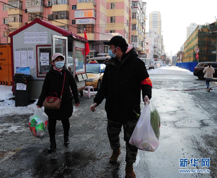 （聚焦疫情防控·圖文互動）（1）不知你是誰，知你為了誰——社區(qū)戰(zhàn)“疫”志愿者群像