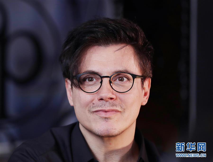 （國(guó)際·圖文互動(dòng)）（6）通訊：手牽手，我們共同驅(qū)散陰霾——法國(guó)音樂(lè)人創(chuàng)作抗疫歌曲背后的故事