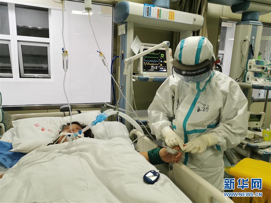 （一線抗疫群英譜·圖文互動(dòng)）（2）生命之光，溫暖“無(wú)面之交”——記抗疫一線重癥監(jiān)護(hù)室90后護(hù)士金鈺 