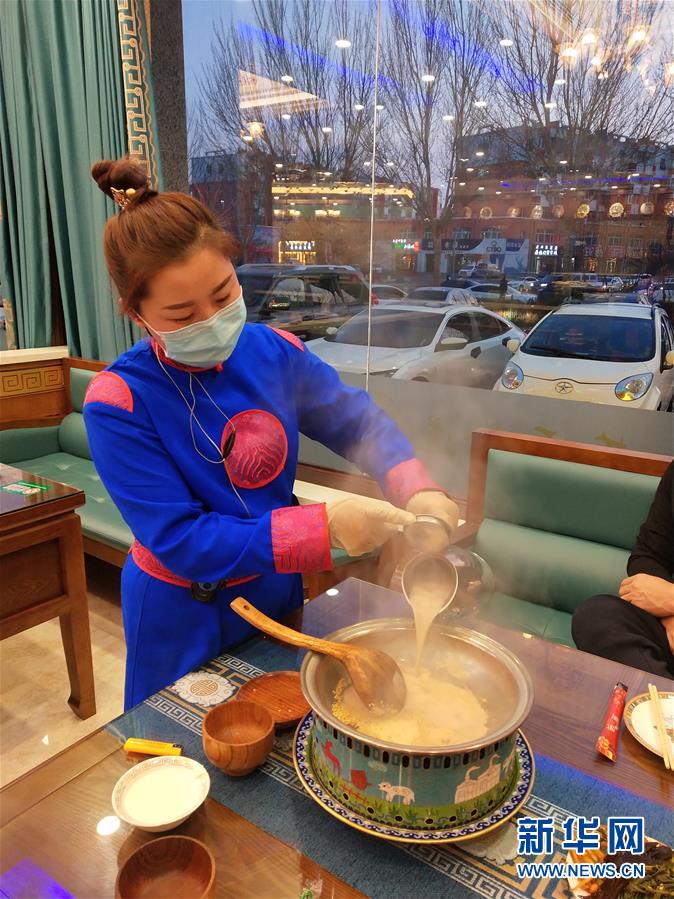 （圖文互動）（2）特寫：限人數(shù)、分餐吃、用公筷——偏遠小城“吃飯”見聞