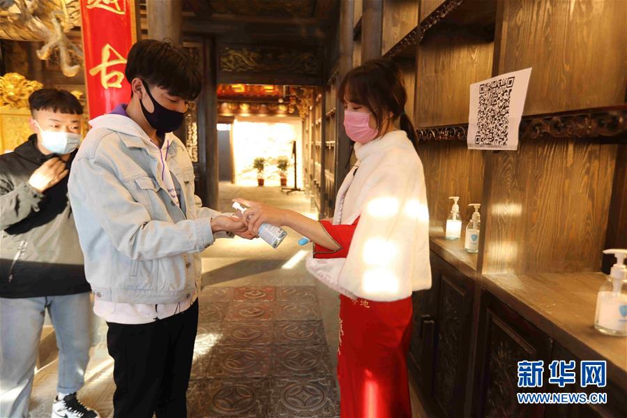 （圖文互動）（5）特寫：限人數(shù)、分餐吃、用公筷——偏遠小城“吃飯”見聞