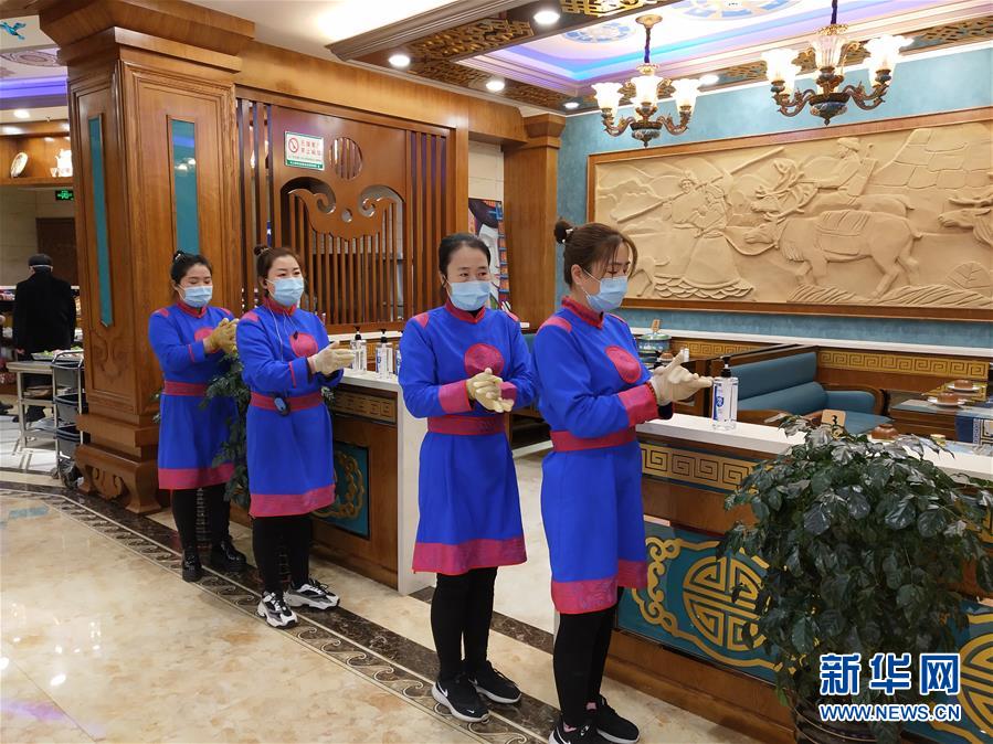 （圖文互動）（6）特寫：限人數(shù)、分餐吃、用公筷——偏遠小城“吃飯”見聞
