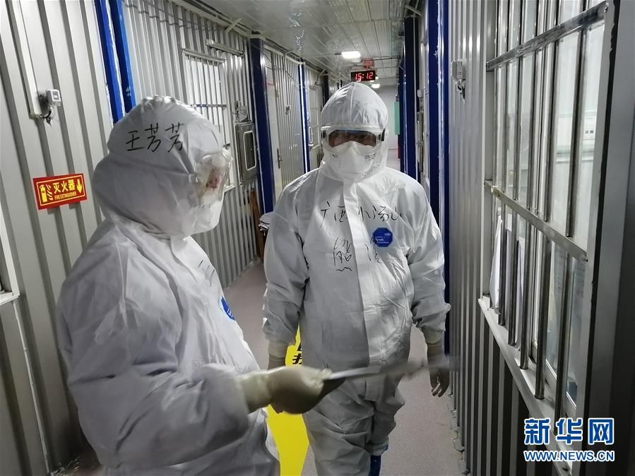（圖文互動）（1）“哪里有任務(wù)，哪里就有黨旗飄揚”——廣西黨員“白衣戰(zhàn)士”奮戰(zhàn)抗疫一線見聞