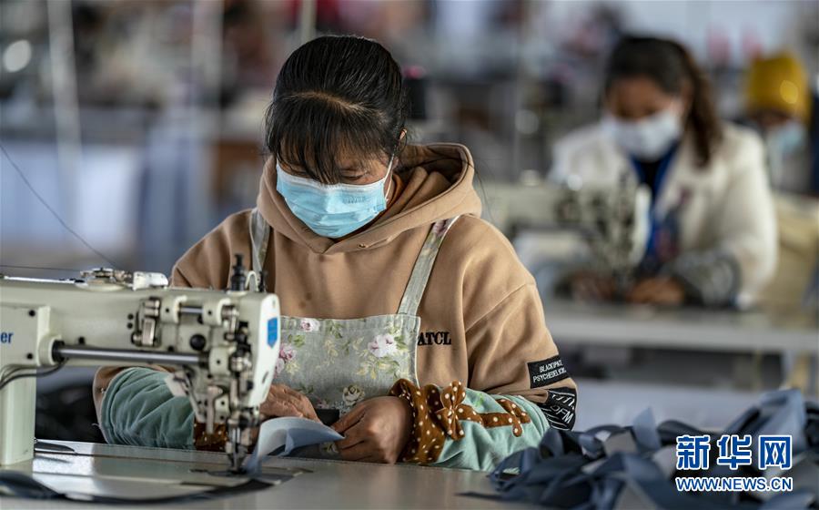 （在習(xí)近平新時代中國特色社會主義思想指引下——新時代新作為新篇章·習(xí)近平總書記關(guān)切事·圖文互動）（1）戰(zhàn)“疫”要勁時，戰(zhàn)“貧”再加把勁！——中央各部門助力脫貧攻堅很給力