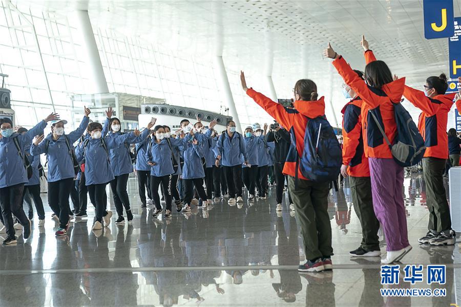（新華全媒頭條·圖文互動(dòng)）（2）最美逆行者，武漢永遠(yuǎn)記得你！——首批援鄂醫(yī)療隊(duì)返程紀(jì)實(shí)