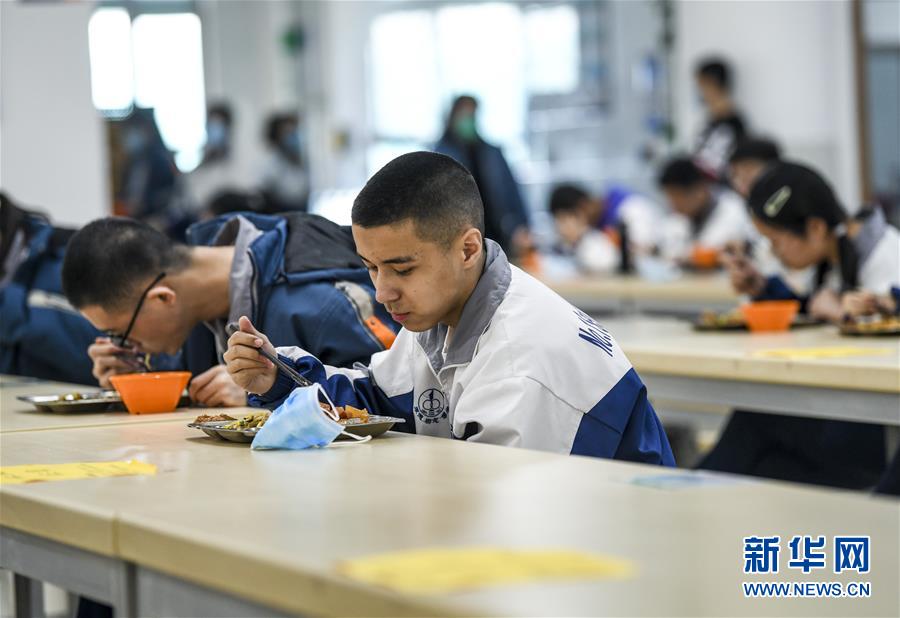 （圖文互動）（6）“早”安同學，“早”安老師！——新疆初高中畢業(yè)班復課一周回訪見聞
