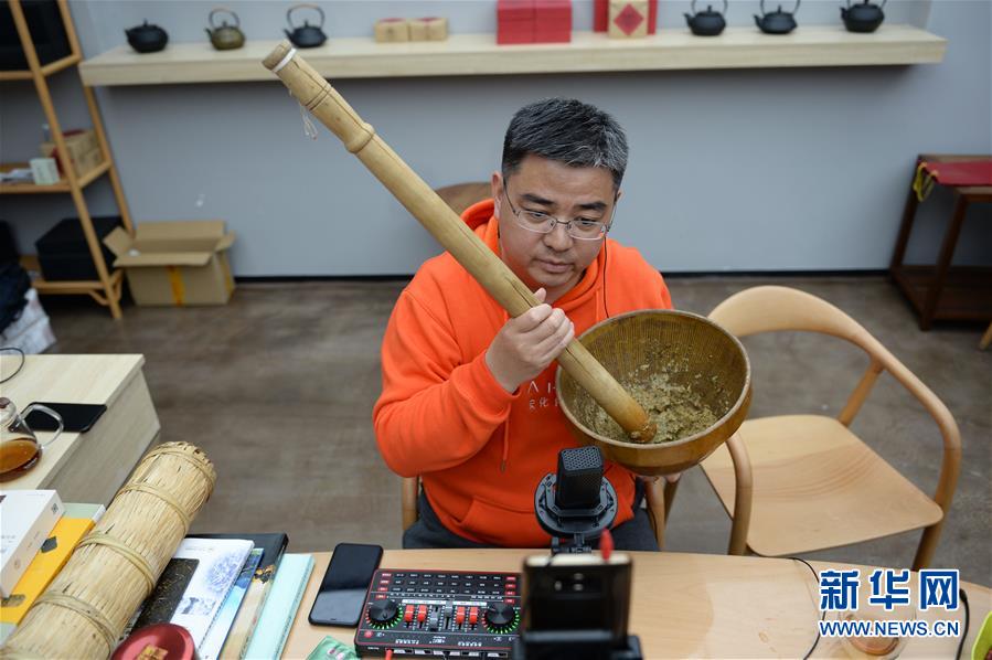 （中國經(jīng)濟(jì)新觀察·圖文互動）（2）“云端”上演新場景——新型消費(fèi)激活發(fā)展新動能